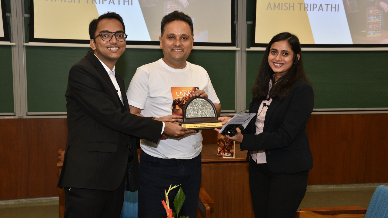 Amish Tripathi with the Participants